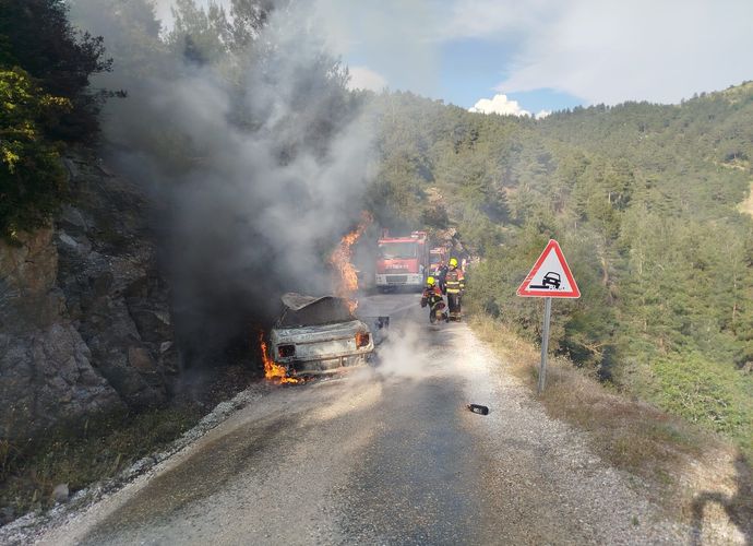Dursunbey’de Yangın Paniği! Araçtan Sıçrayan Alevler Ormanı Tehdit Etti!