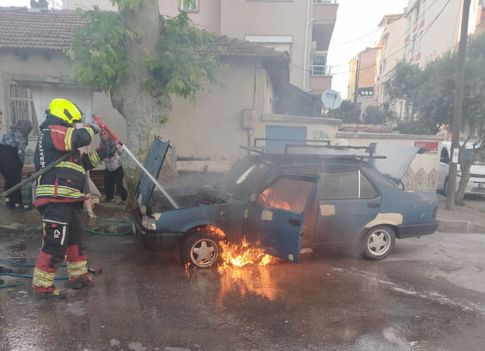 Balıkesir'de Mahalle Arasında Korku Dolu Anlar! Park Halindeki Araç Alev Aldı!
