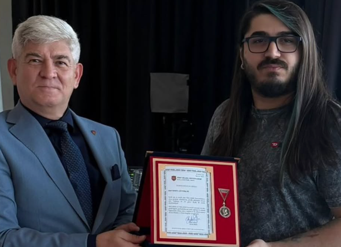 Ünlü Yayıncı "Kendine Müzisyen" Kemal Can Parlak'a TSK'ya Yaptığı Bağış Sonrası Gümüş Madalya Beratı Aldı!