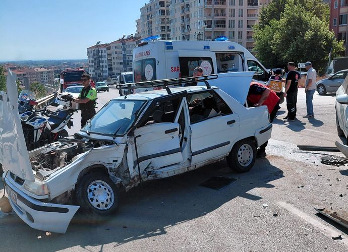 Balıkesir Edremit'te Trafik Kazası! İtfaiye Ekipleri Yaralılar İçin Seferber Oldu!