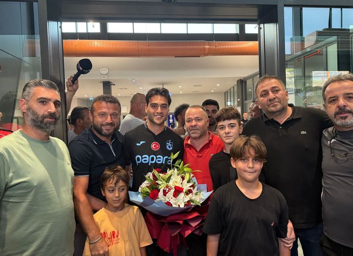 Trabzonspor'un Yeni Transferi Aral Şimşir İmza İçin Şehre Geldi! Havaalanında Coşkulu Karşılama!