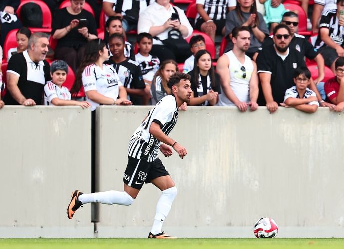 Siyah-Beyazlı Formayla Muhteşem Başlangıç: Yeni Transfer İlhan Fakılı İlk Maçında Golünü Attı!