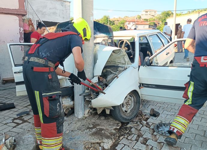 Burhaniye’de Korkutan Trafik Kazası! Ekipler Saniyeler İçinde Bölgeye Sevk Edildi: "2 Yaralı Var!"