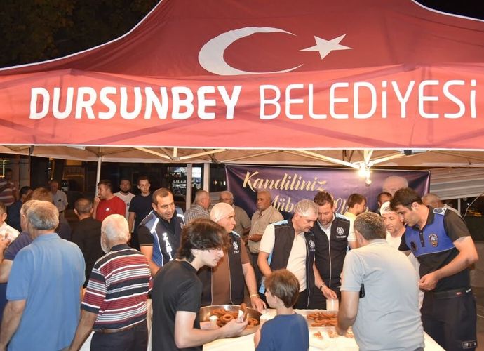 Dursunbey Belediyesi’nden Vatandaşlara Mevlid Kandili’nde Tatlı ve Dondurma İkramı