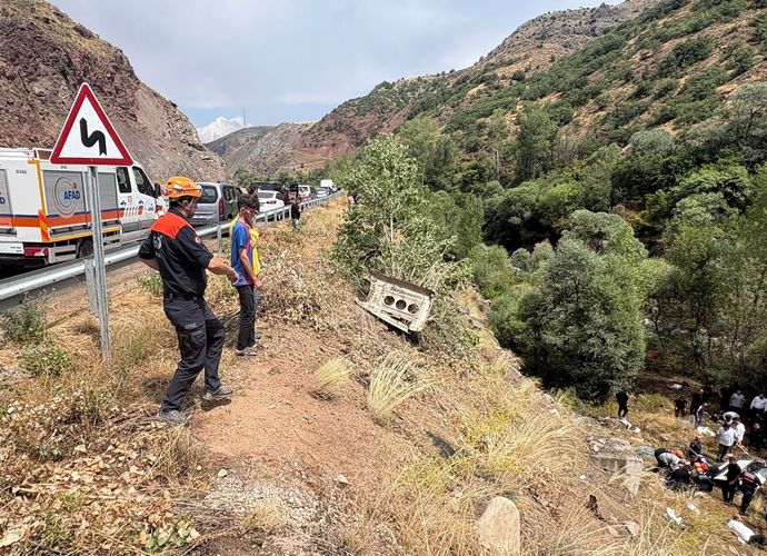 Sivas-Suşehri Kara Yolunda Kaza! Yolcu Minibüsü Şarampole Devrildi: 4 Kişi Hayatını Kaybetti, 10 Yaralı!