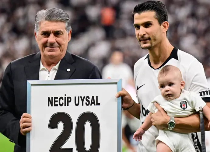 Tüpraş Stadı’nda Duygusal Anlar! Beşiktaş Kaptanı Necip Uysal Yeşil Sahalara Veda Etti!