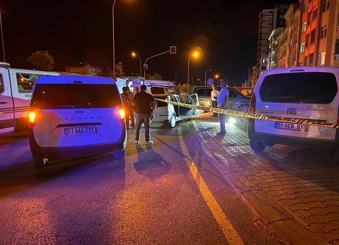 Otomobil İçinde Dehşet: Başından Vurulan Kadın Hayatını Kaybetti, Bir Kişi Ağır Yaralı