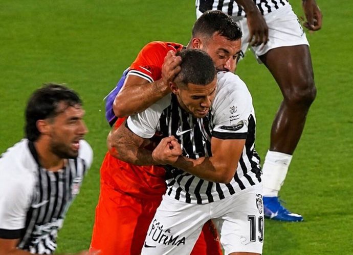 Beşiktaşlı Leandro Trossard'dan Hakem Tepkisi: "Bana Tokat Attılar, Net Kırmızı Kart!"