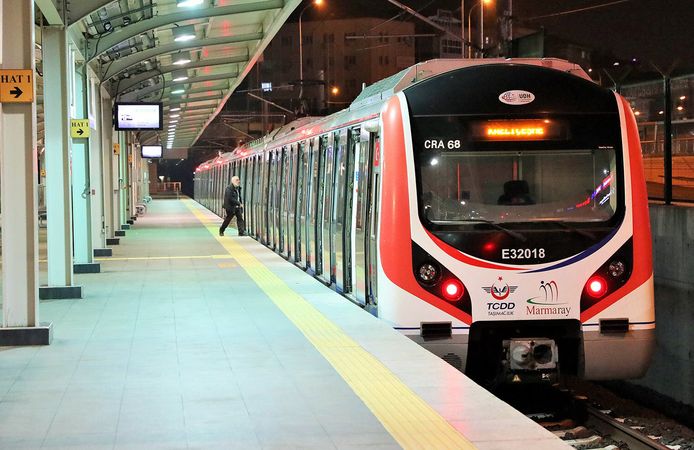 Marmaray'da Arıza Şoku! Seferler Aksıyor mu, Trenler Neden Gecikmeli? Son Durum Ne?