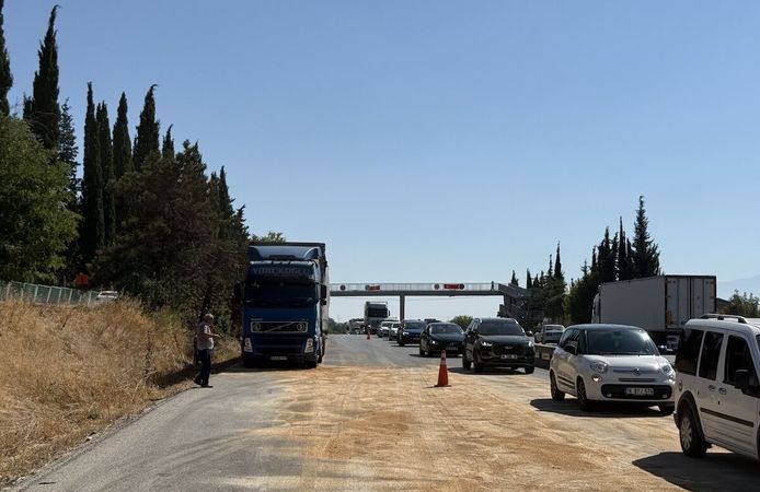 Bursa’da Yola Sızan Mazot Kazaya Davetiye Çıkardı! 9 Araç Birbirine Girdi