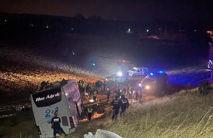 Yolcu otobüsü tarlaya uçtu! 24 kişi yaralandı