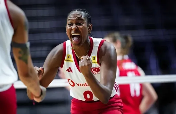 İstiklal Marşı’nı Okuması Tartışma Yarattı! Sinead Jack-Kısal Tek Cümleyle Yanıt Verdi: “Ben Türküm”
