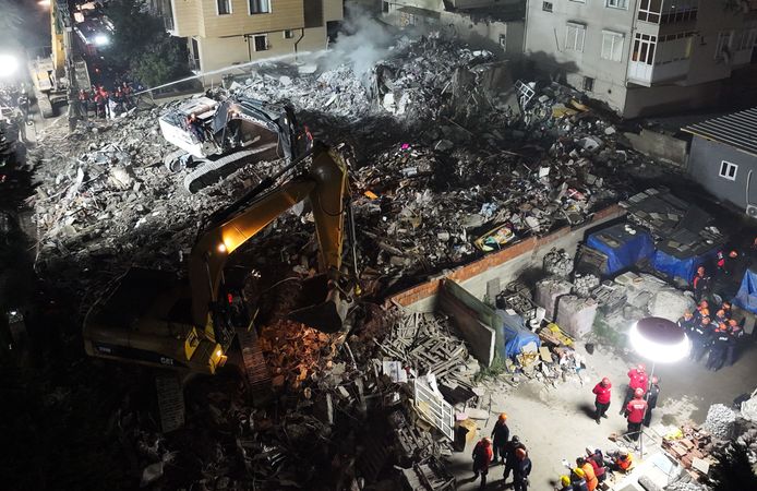 Maltepe’de 7 Katlı Binada Son Durum: Arama Kurtarma Ekipleri Mahsur Kalanlara Ulaşmaya Çalışıyor!