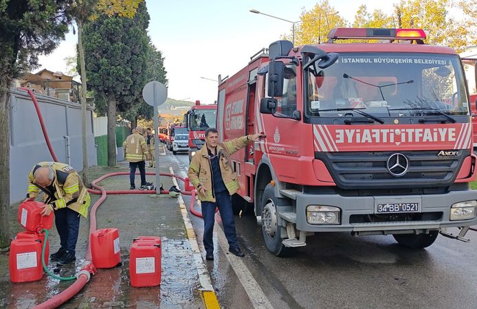 Tuzla'da Ayakkabı Fabrikasında Yangın Söndürüldü: 5 Bin Metrekarelik Tesiste Alevler Çatı Katını Sardı, İşte Son Durum!