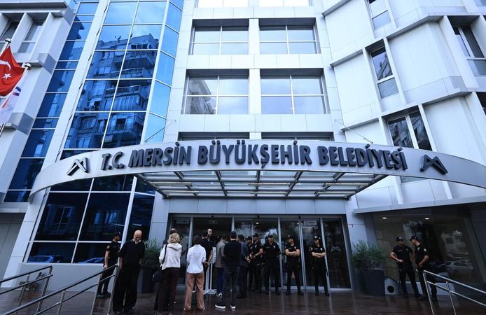 Mersin'deki Yolsuzluk Operasyonunda Şüpheli Evinden Servet Çıktı: Külçe Altınlar, Döviz Ve İhale Evrakları Ele Geçirildi