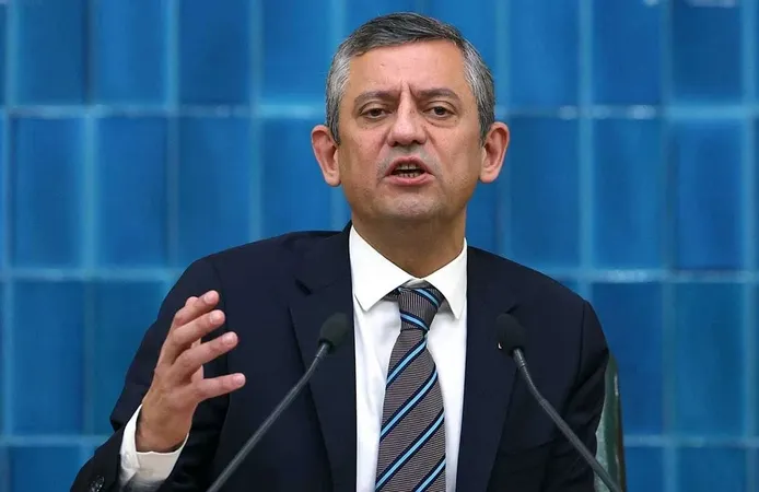 İBB AK Parti'ye mi Geçecek? Özgür Özel'den Dikkat Çeken Yanıt: “Yakacağım Kendimi!”