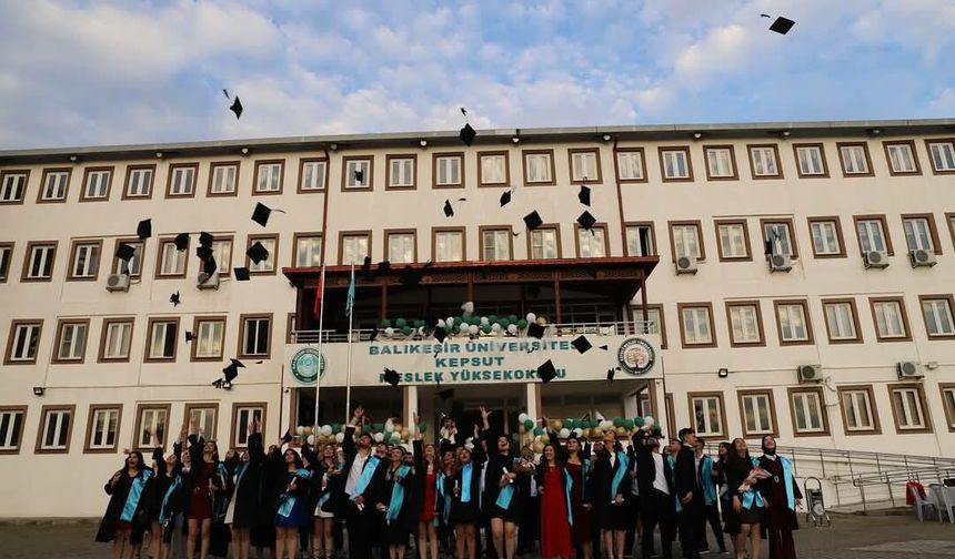 Diplomalar Havada! Kepsut MYO'da Mezuniyet Coşkusu! Kepsut Belediyesi Gençlerin Yanında