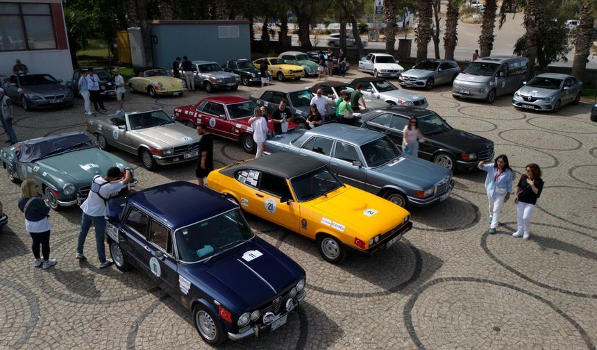 Bu Ralli Başka Ralli! Ayvalık'ta 1958 Model Araçla Zeytin Ağaçları Arasında Yarış...