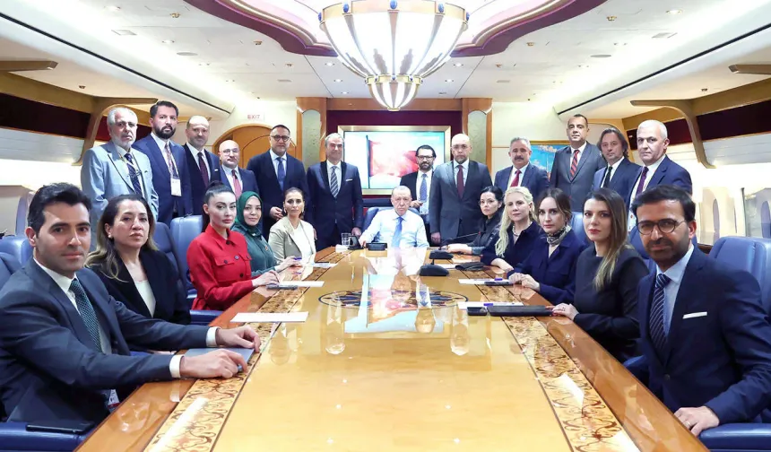 Cumhurbaşkanı Erdoğan: “Dünya İsrail’den Büyüktür” – İşte Uçakta Yaptığı Kritik Açıklamalar
