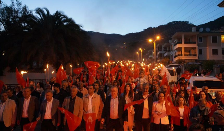 Meşalelerle Geldiler, İzmir Marşı’yla Coştular! Edremit’te 19 Mayıs Geçidi
