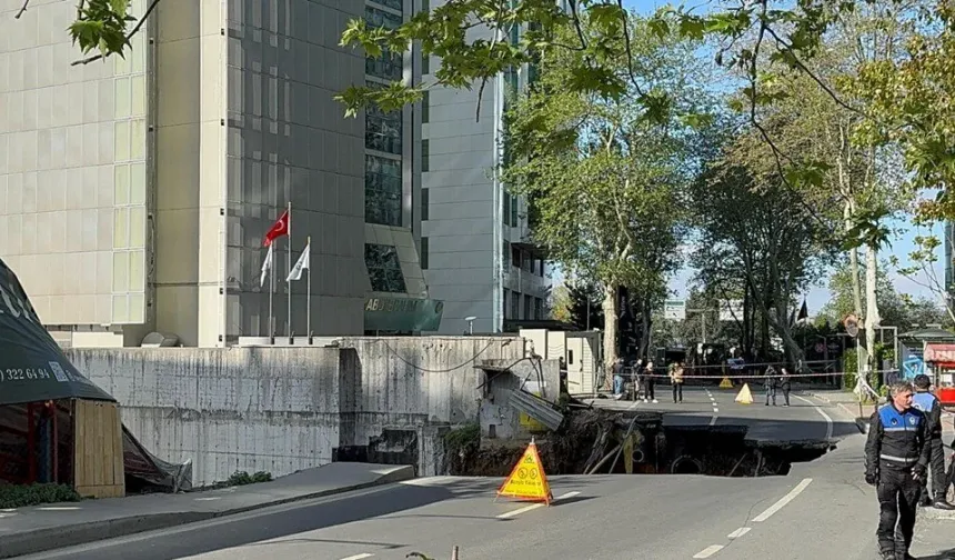 Sarıyer'de Korkutan Olay! Maslak'ta Yol Çöktü!