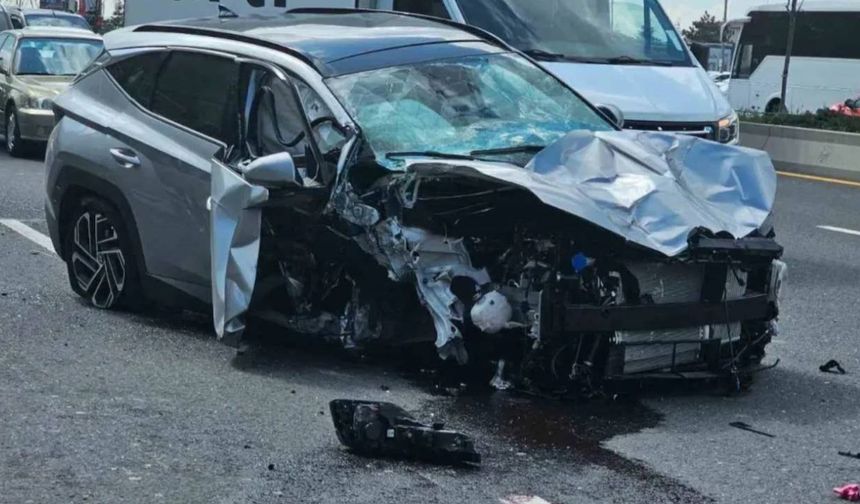 Kontrolden Çıkan Otomobil Otobüs Durağına Daldı: 2 Ağır Yaralı