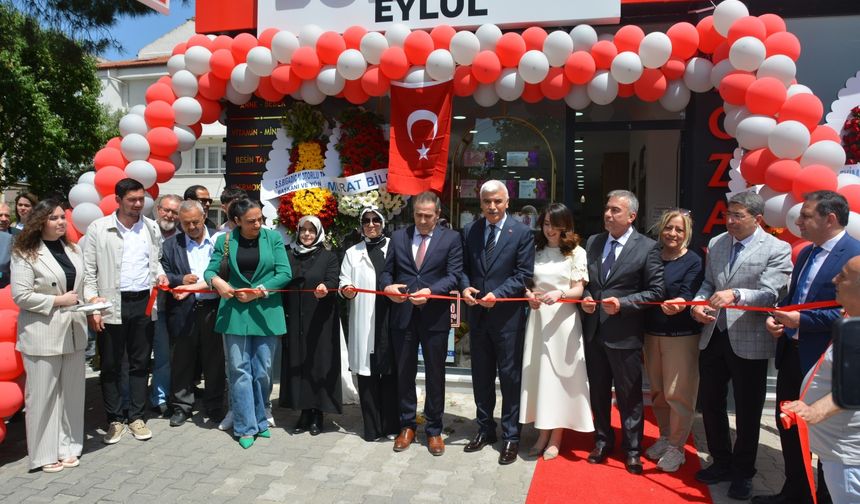 Balıkesir’de Eylül Eczanesi Hizmete Açıldı! Açılış Törenine Yoğun İlgi