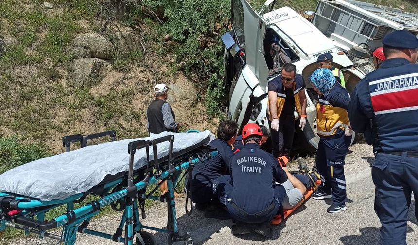 Sındırgı'da TIR Devrildi: Sürücü Araçta Sıkıştı!