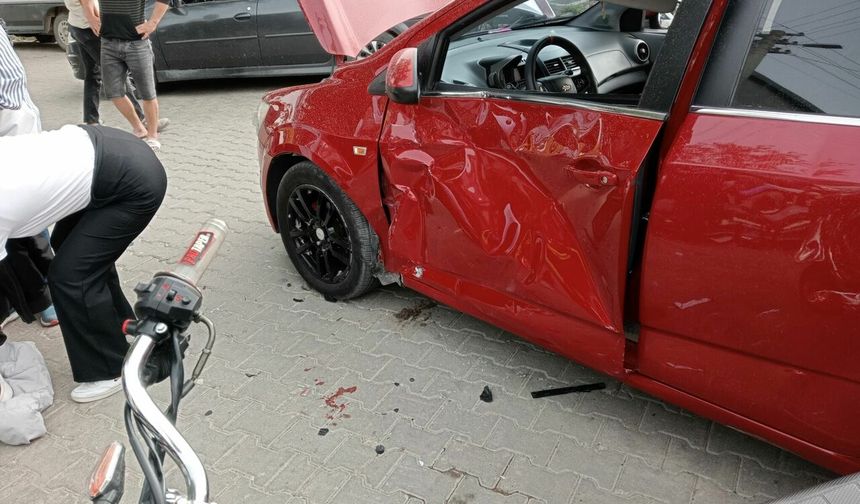 Burhaniye’de Otomobil Motosiklete Çarptı! 2 Yaralı Var