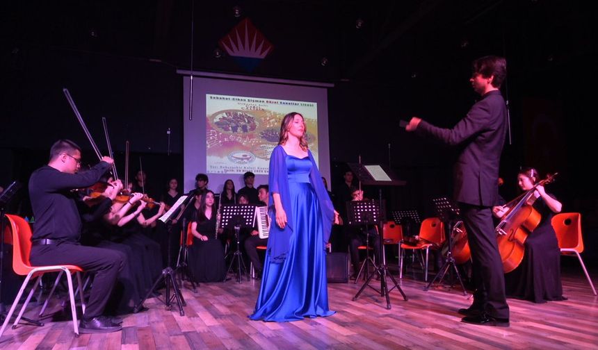 Ayvalık'ta Müzik Şöleni: Güzel Sanatlar Lisesi Öğrencilerinden Kulakların Pasını Silen Konser