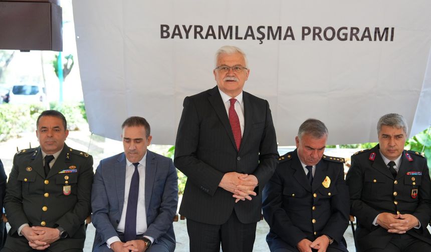 Burhaniye’de Bayram Coşkusu: Protokol ve Vatandaşlar Bayramlaştı