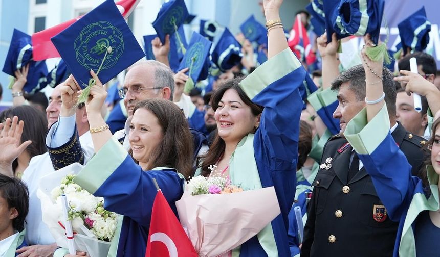 Gönen MYO’da Mezuniyet Heyecanı! 2025 Mezunları Gururla Kep Attı
