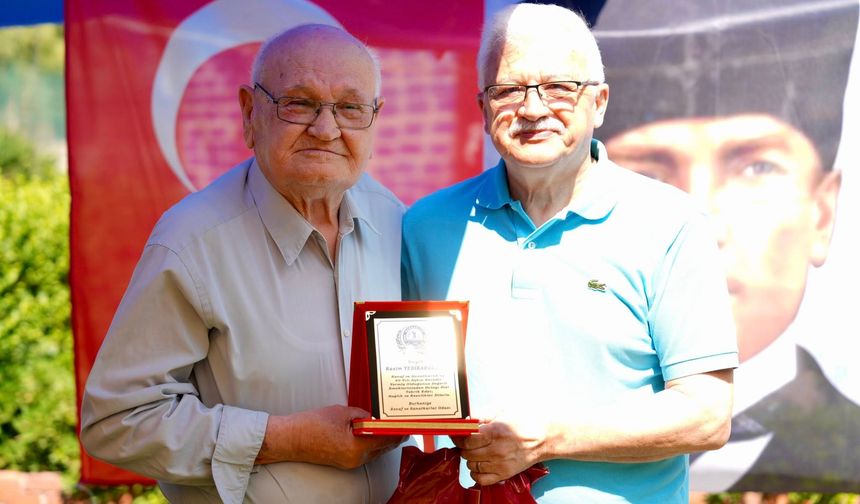 Burhaniye’de Vefa Buluşması: 70 Yaş Üstü Esnafa Plaketli Teşekkür