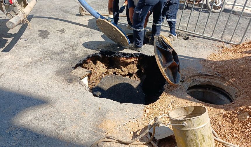 Erdek'te Yol Çöktü! Çöp Kamyonu Çukurda Mahsur Kaldı!