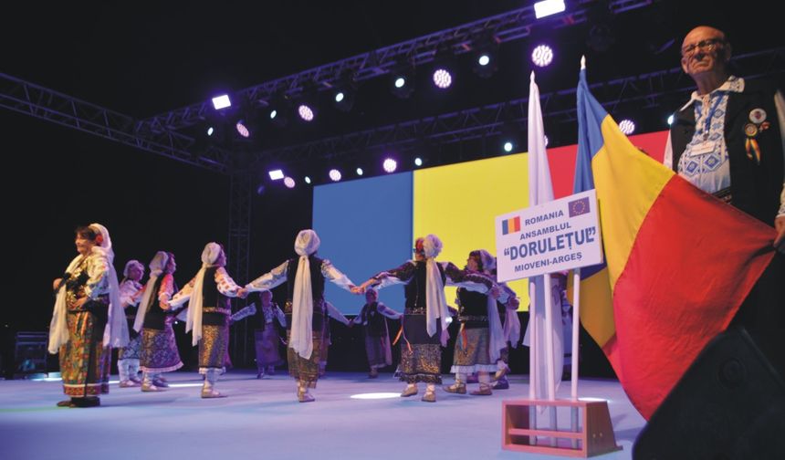 Ayvalık'ta 10. Uluslararası Halk Oyunları Festivali başladı