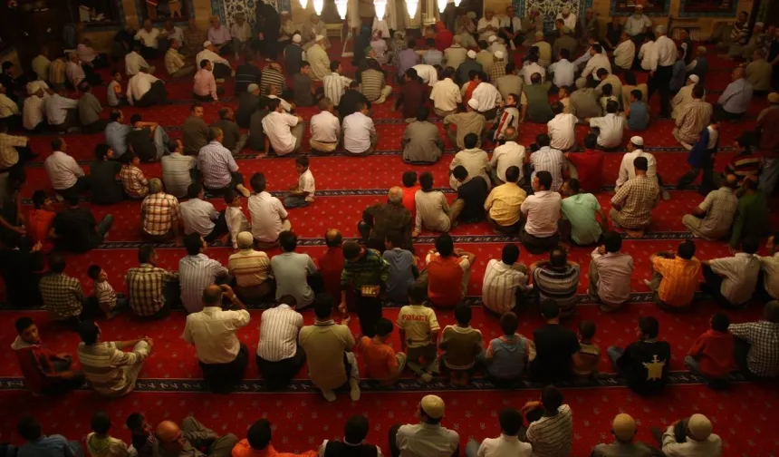 İstanbul Bayram Namazı Saat Kaçta? Diyanet 2026 Ramazan Bayramı Namaz Vakitlerini Duyurdu!