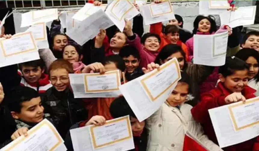 Okullar Ne Zaman Kapanıyor? 2026 MEB Yaz Tatili Tarihi Belli Oldu: Karneler Hangi Gün Verilecek?