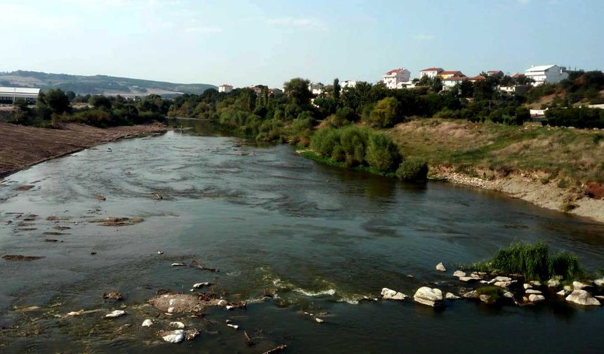Kepsut’ta Çevre Felaketi! Bu Görüntüler Şok Etti: Simav Çayı Simsiyah!