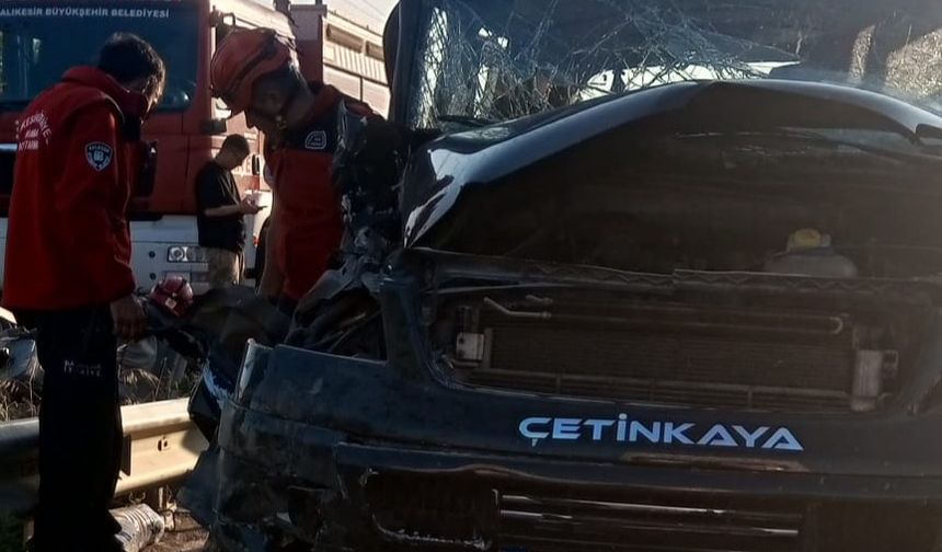 Balıkesir’de Feci Kaza! Tomruk Yüklü Kamyonla Çarpıştılar: 6 Yaralı