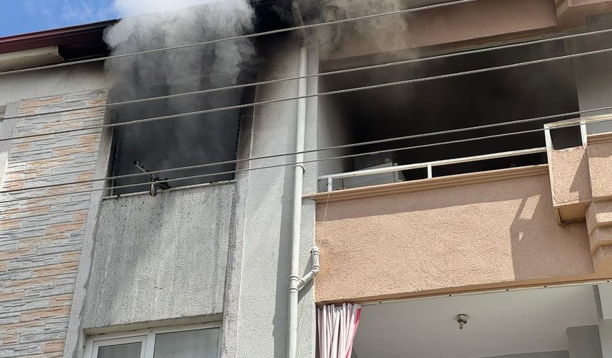 Edremit'te Son Anda Facia Önledi! Alevler Apartmanı Sardı, İtfaiye Zamanla Yarıştı