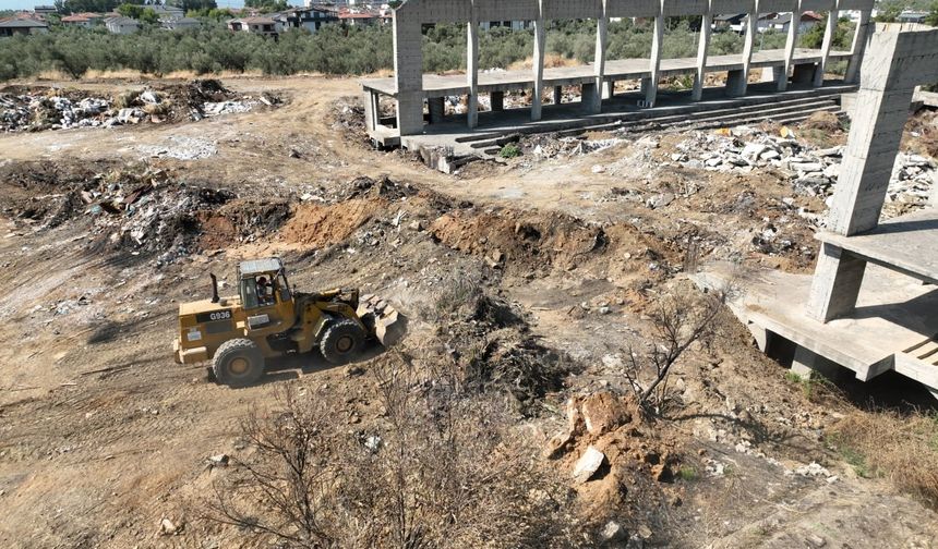 Edremit Belediyesi Harekete Geçti! Altınoluk’ta Molozlar Temizleniyor