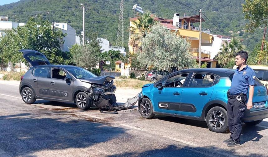 Erdek'te Korkunç Kaza! Araçlar Kafa Kafaya Çarpıştı, 5 Kişi Yaralı