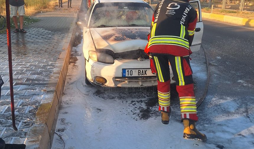 Gömeç’te Otomobil Alev Alev Yandı! E87 Yolunda Panik Anları