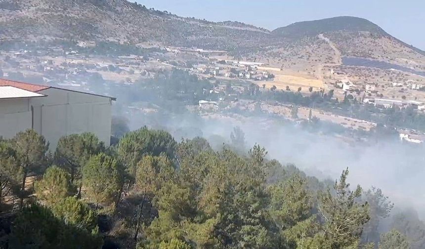 Yatılı Okulun Yanında Yangın! Dursunbey'de Alevler Son Anda Durdu