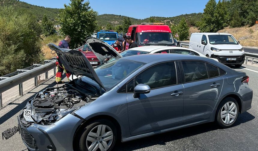 Balıkesir Edremit'te Zincirleme Kaza! 8 Kişi Yaralandı! Edremit Yolu Trafiğe Kapatıldı!