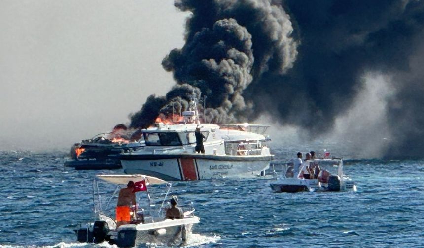Balıkesir'de Korkutan Yangın! Erdek Açıklarında Lüks Yat Alev Alev Yandı!