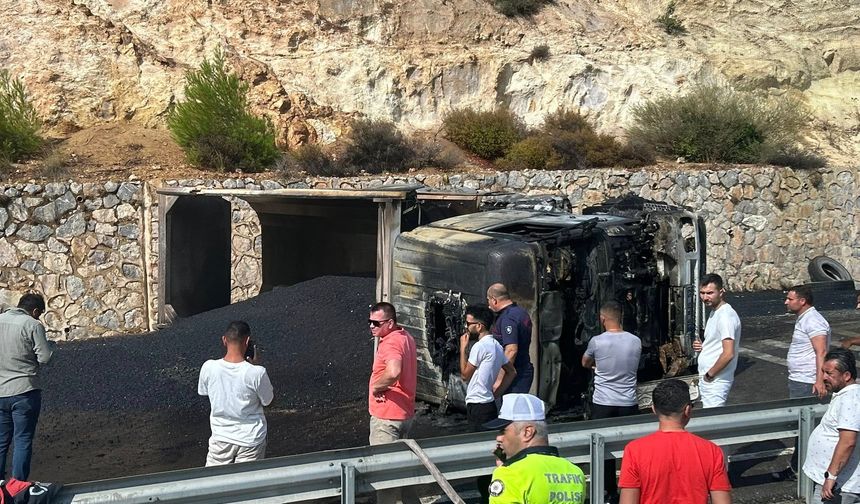 Edremit'te Asfalt Yüklü Kamyon Devrildi, Alev Aldı! Trafik Felç Oldu!