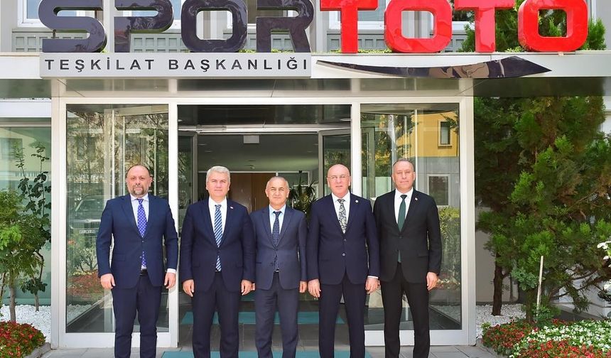 Balıkesir'e Dev Spor Yatırımı! Yeni Halı Sahalar ve Tesisler İçin İmzalar Atıldı