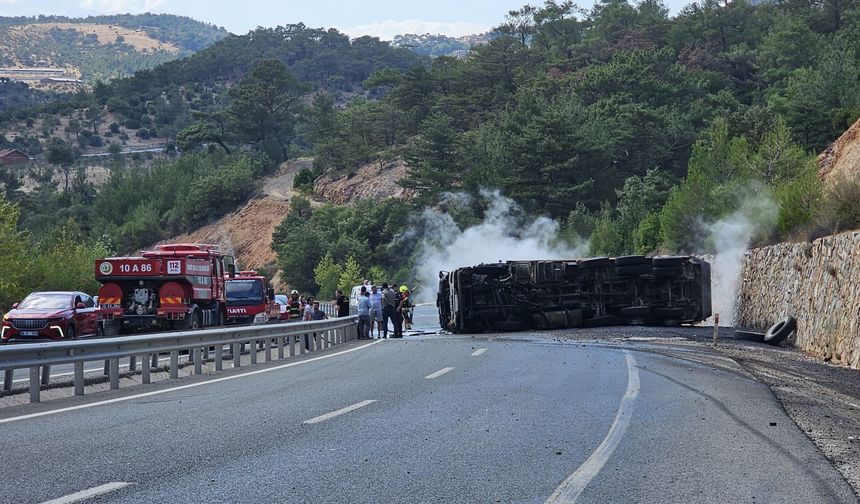 Balıkesir'de Trafik Durdu! Zift Yüklü Kamyon Alev Alev Yandı!