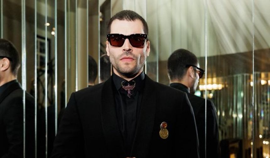 Cannes’da Türk Rüzgarı! Akın Akınözü, Dedesinin İstiklal Madalyasıyla Sahneye Çıktı!